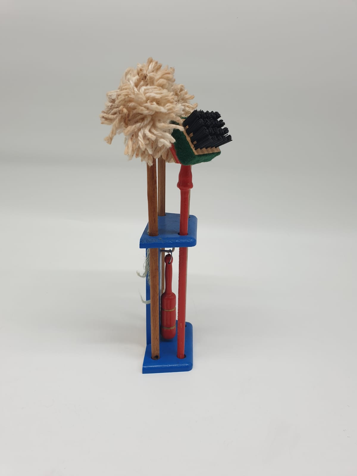 Antikes Puppenzubehör – Besenhalter mit Reinigungsset