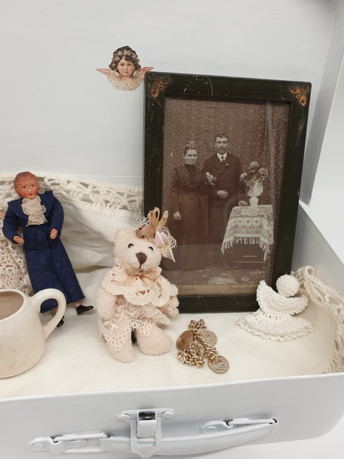 Shabby Chic Deko Koffer mit Vintage Deko | Weißer Dekokoffer