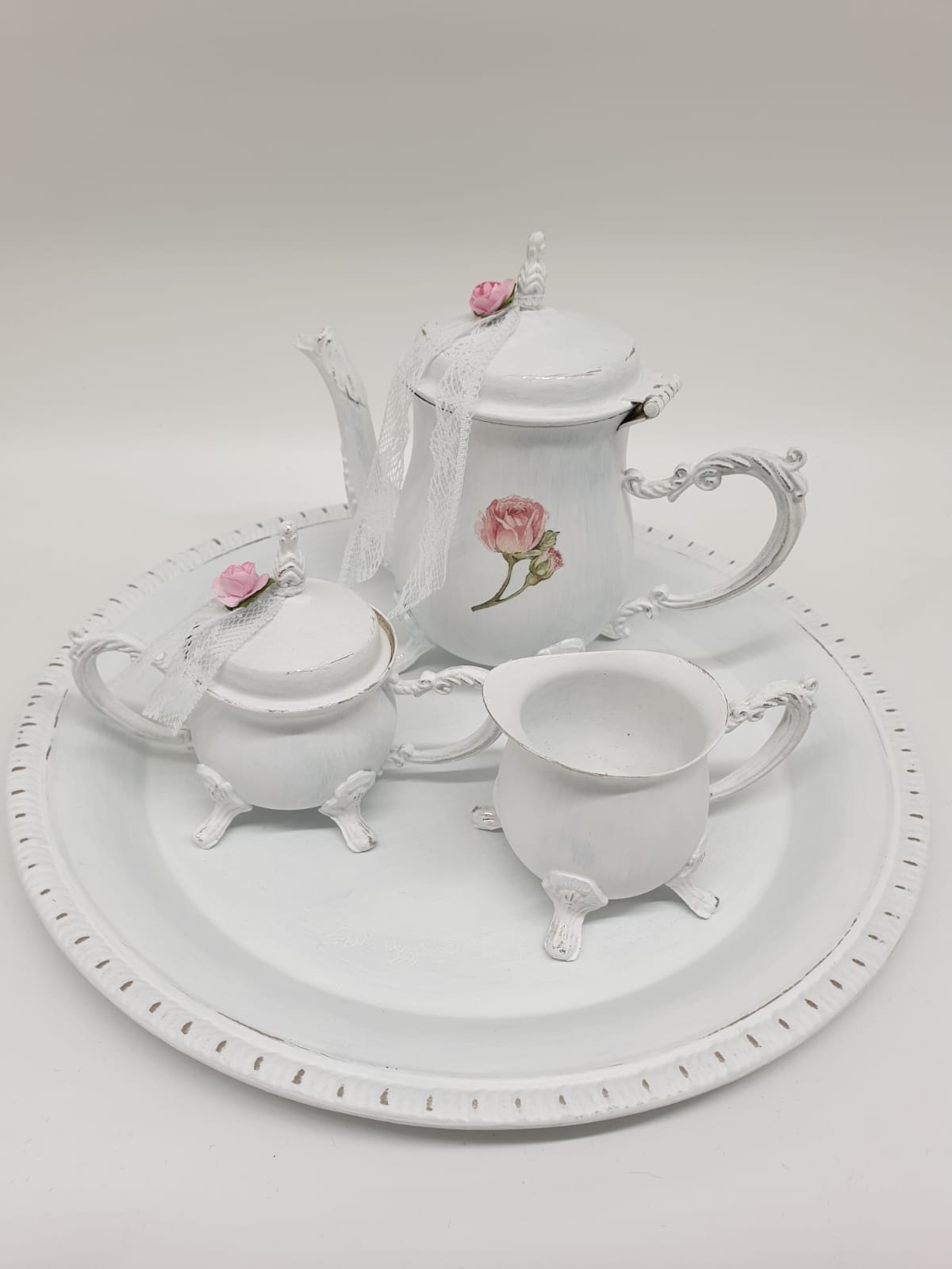 Shabby Chic Deko Set Kaffee aus Metall – Vintage Kaffeekannen Set mit Tablett & Rosendekor