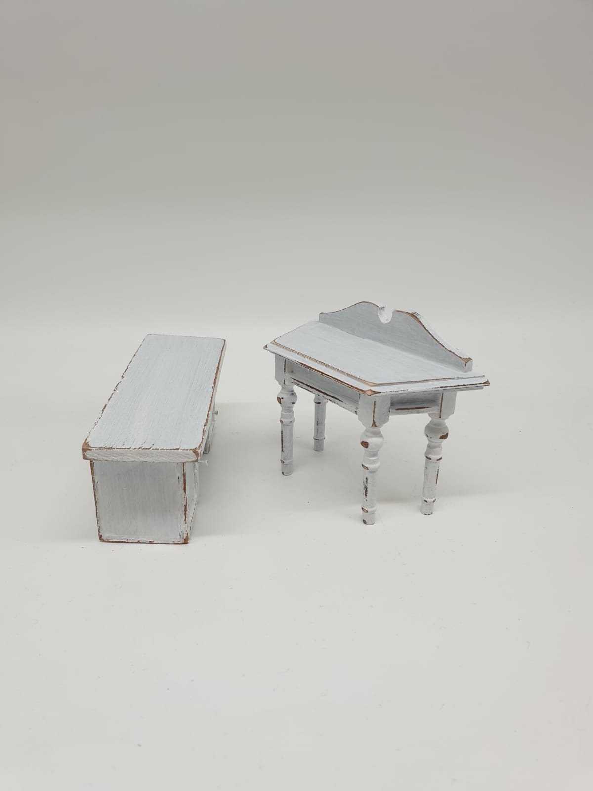 Shabby Chic Puppenmöbel Set aus Holz – Miniatur Schreibtisch & Anrichte | Vintage Puppenhaus Möbel | Landhaus Deko