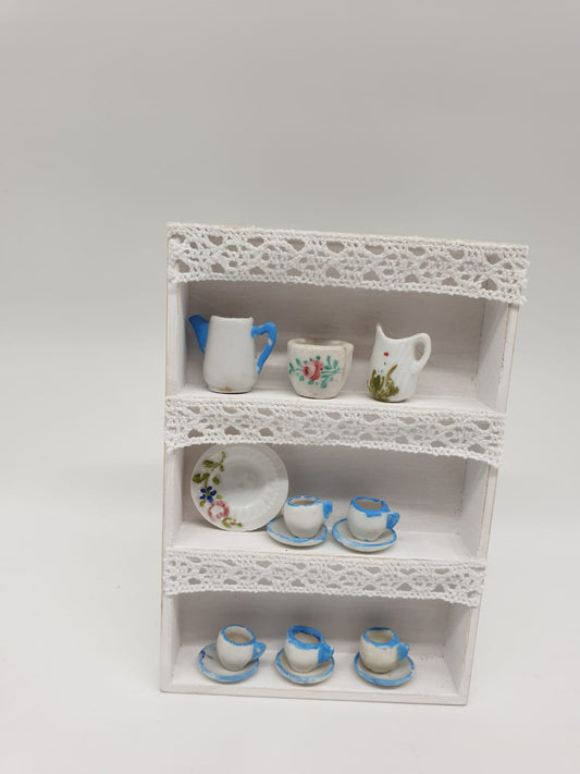 Shabby Chic - Puppenschrank (Inkl. antikem Puppengeschirr)