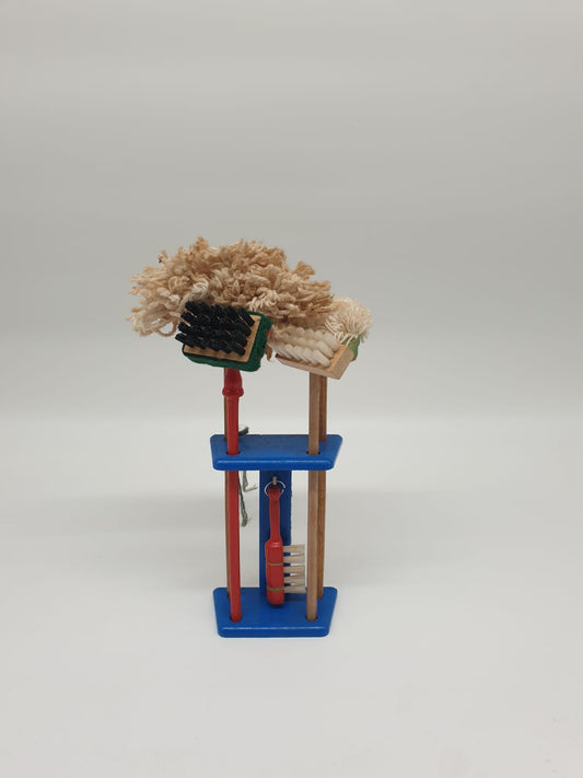 Antikes Puppenzubehör – Besenhalter mit Reinigungsset