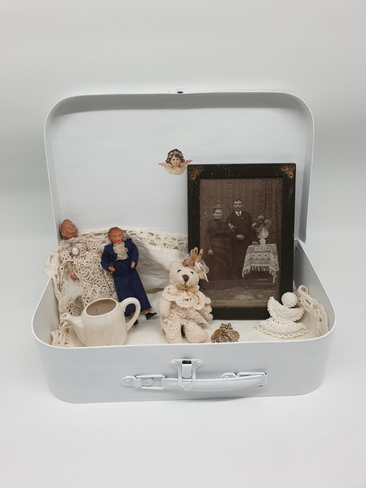 Shabby Chic Deko Koffer mit Vintage Deko | Weißer Dekokoffer