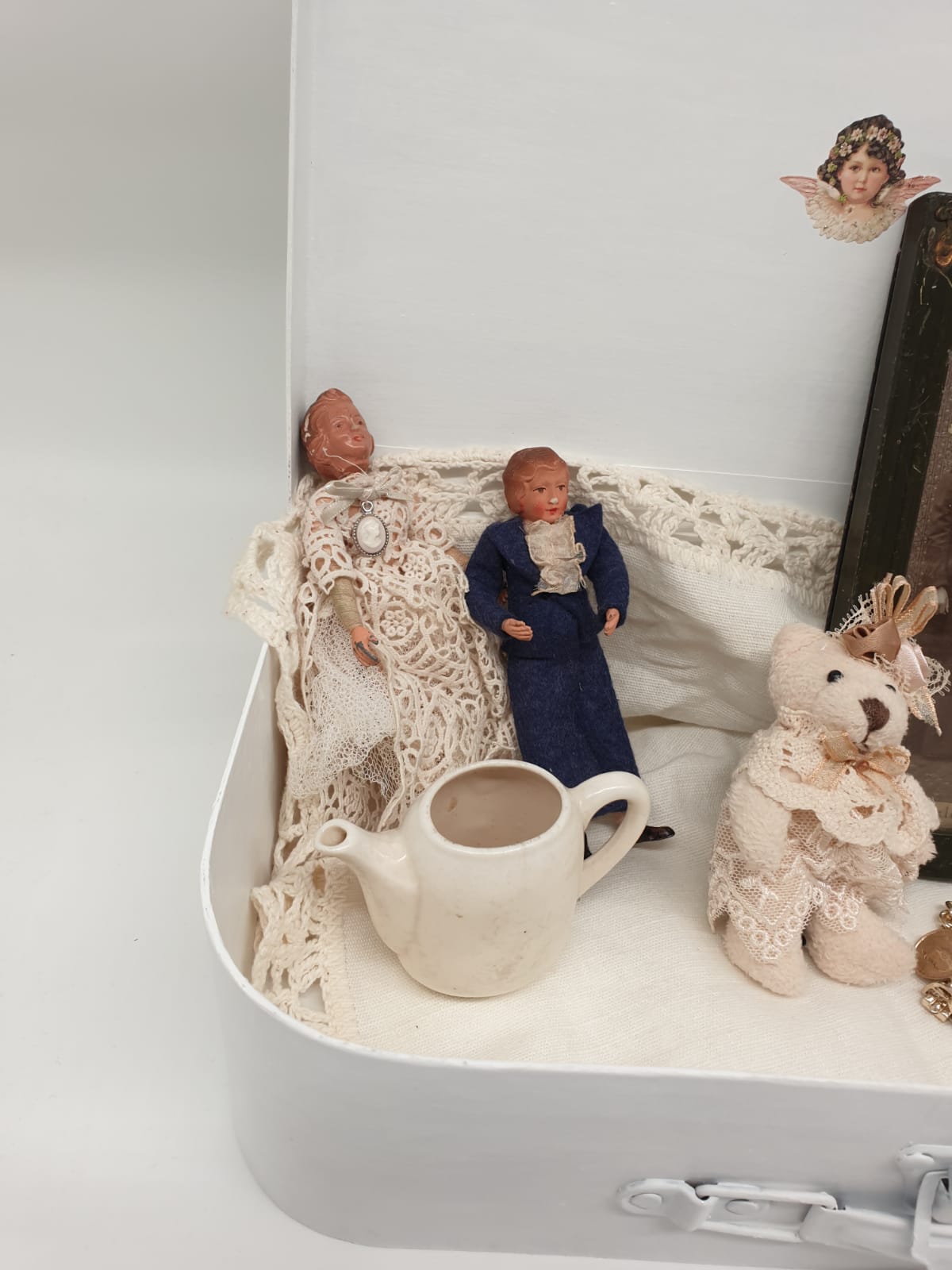 Shabby Chic Deko Koffer mit Vintage Deko | Weißer Dekokoffer