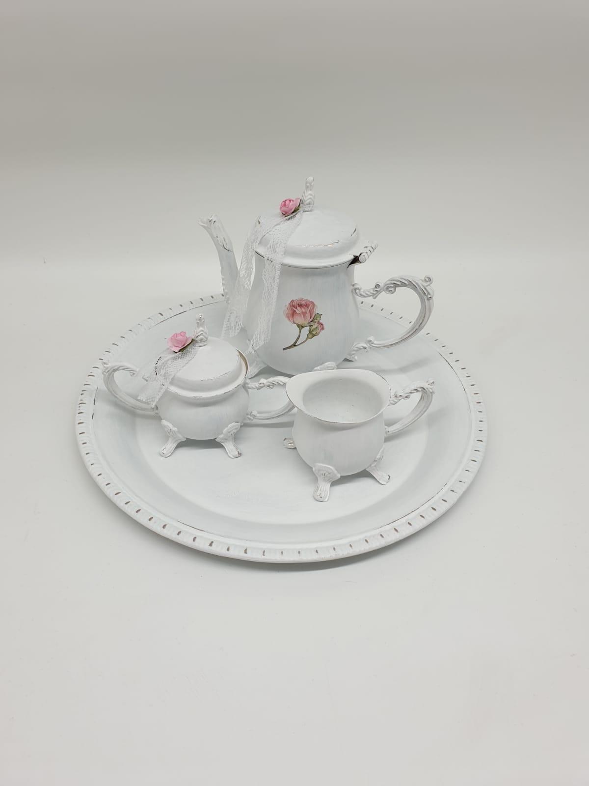Shabby Chic Deko Set Kaffee aus Metall – Vintage Kaffeekannen Set mit Tablett & Rosendekor