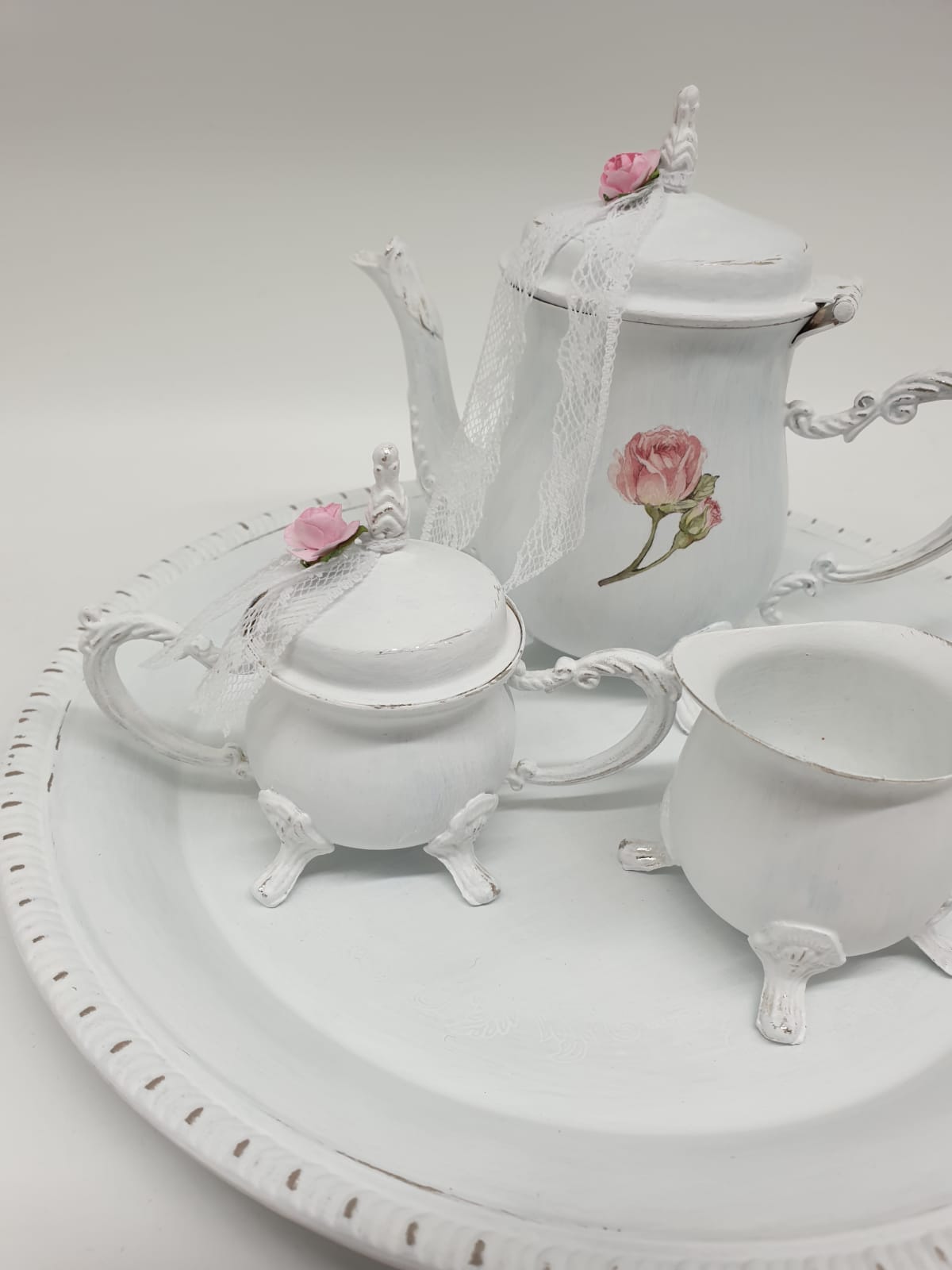 Shabby Chic Deko Set Kaffee aus Metall – Vintage Kaffeekannen Set mit Tablett & Rosendekor