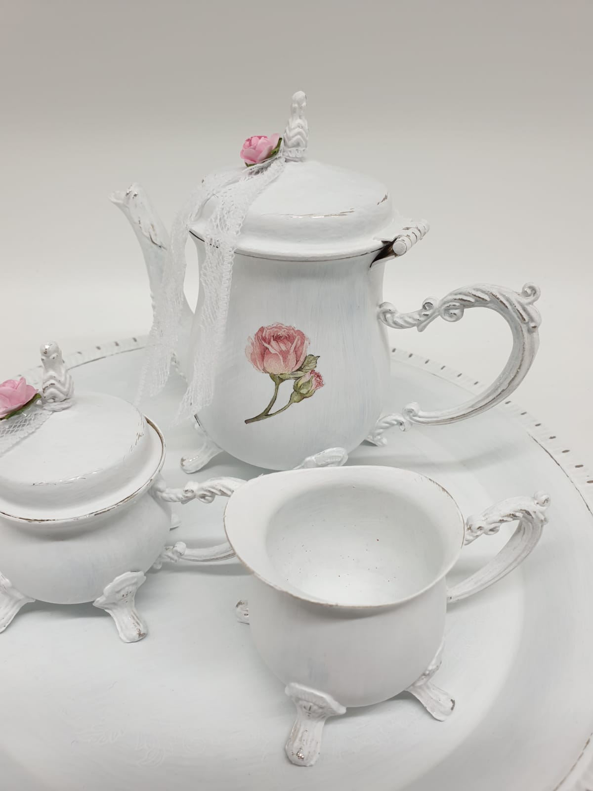 Shabby Chic Deko Set Kaffee aus Metall – Vintage Kaffeekannen Set mit Tablett & Rosendekor